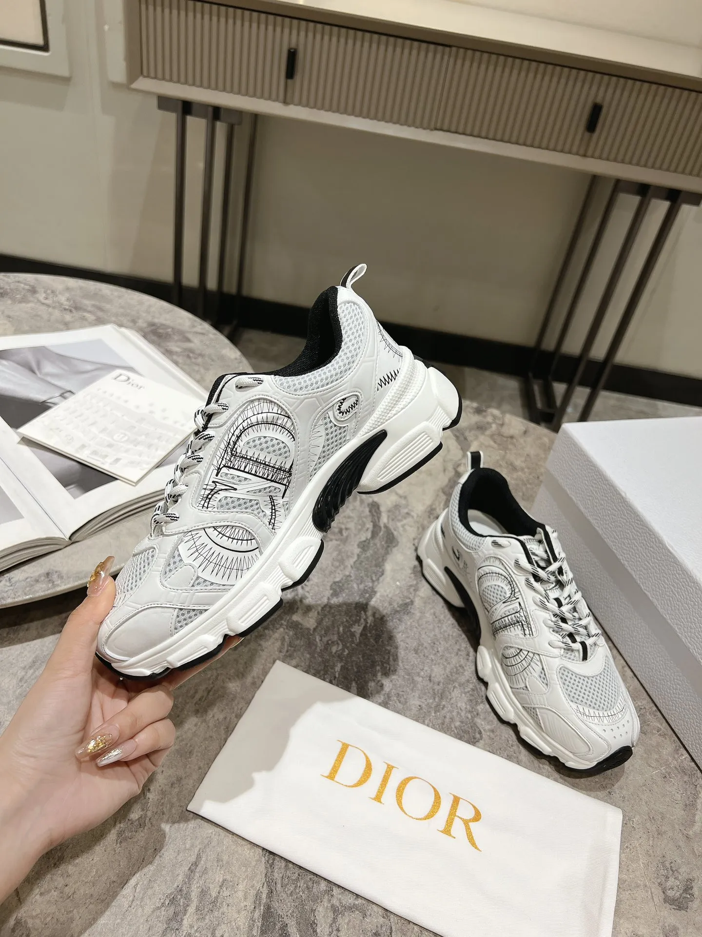 👟👟Ex-factory price 600👟👟 The latest hot model, the star model 2024 main hot product, the newly released Dior Chrono new casual sports shoes, running shoes, dad shoes are really cool, full of futuristic feeling! Really cool! Once again interpreting Dior's concept of cool fashion, the lucky star will bless you with good luck. The new EVA sole is super light and super soft! A perfect replica of the original! Fully matched material and mold! ! Women’s size: 35-39 (40.41 customized)